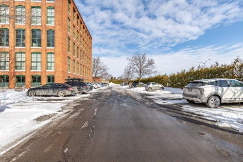 Parking - 212-201 Rue St-Louis, Saint-Jean-Sur-Richelieu, QC - Outdoor
