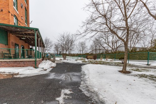 Courtyard - 212-201 Rue St-Louis, Saint-Jean-Sur-Richelieu, QC - Outdoor