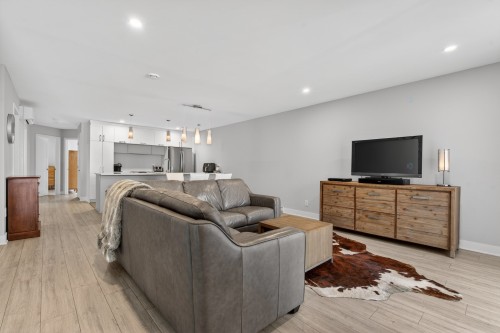 Salon - 954 Rue Magnone, Granby, QC - Indoor