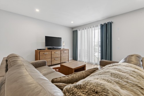 Salon - 954 Rue Magnone, Granby, QC - Indoor Photo Showing Bedroom