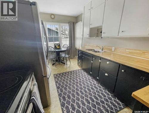 424 6Th Avenue Nw, Swift Current, SK - Indoor Photo Showing Kitchen With Double Sink