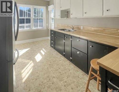 424 6Th Avenue Nw, Swift Current, SK - Indoor Photo Showing Kitchen With Double Sink