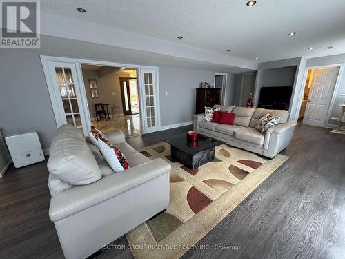 10 Celestine Court, Tiny, ON - Indoor Photo Showing Living Room