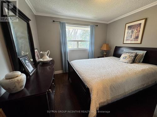 10 Celestine Court, Tiny, ON - Indoor Photo Showing Bedroom
