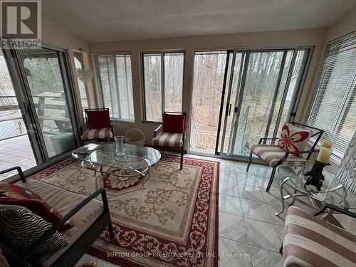 10 Celestine Court, Tiny, ON - Indoor Photo Showing Living Room
