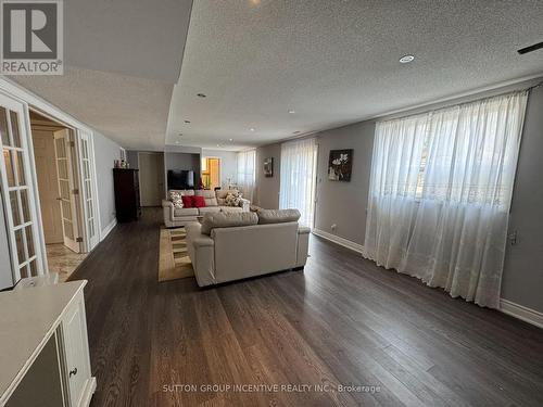 10 Celestine Court, Tiny, ON - Indoor Photo Showing Living Room