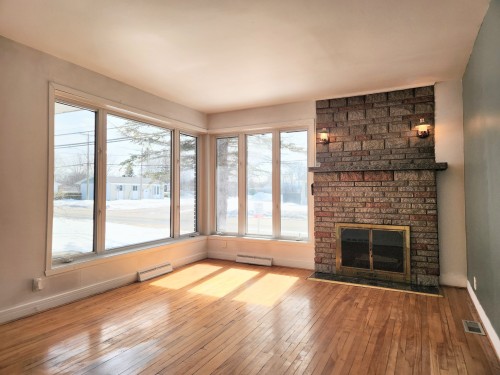 Salon - 3555 105E Avenue, Shawinigan, QC - Indoor With Fireplace