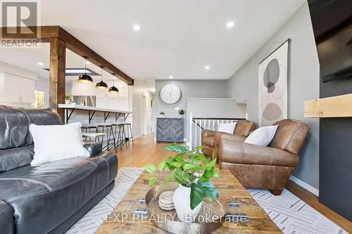 7429 Sideroad 20 Side Road, Mapleton, ON - Indoor Photo Showing Living Room