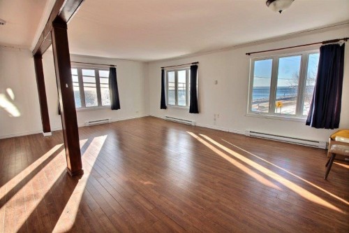 Logement - 445 Boul. Perron, Maria, QC - Indoor Photo Showing Other Room