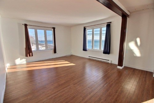 Logement - 445 Boul. Perron, Maria, QC - Indoor Photo Showing Other Room