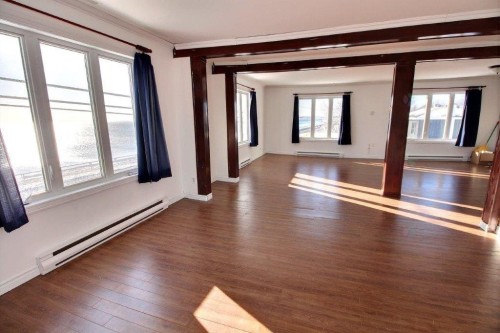 Logement - 445 Boul. Perron, Maria, QC - Indoor Photo Showing Other Room