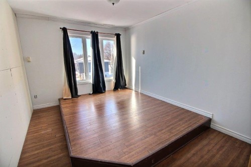 Logement - 445 Boul. Perron, Maria, QC - Indoor Photo Showing Other Room