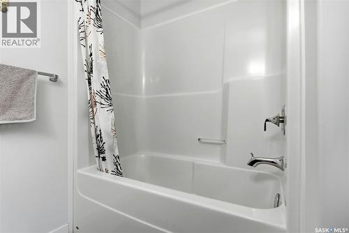 4822 Green View Crescent E, Regina, SK - Indoor Photo Showing Bathroom