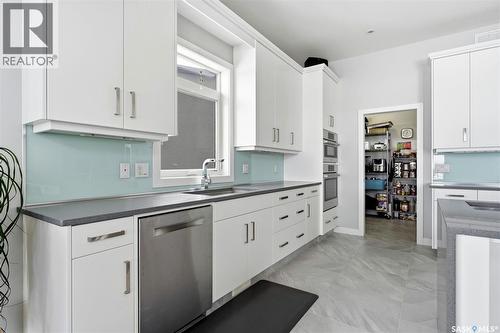 4822 Green View Crescent E, Regina, SK - Indoor Photo Showing Kitchen