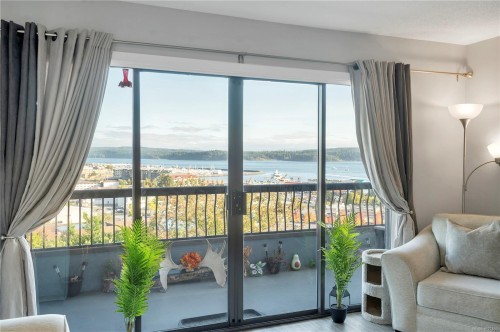 204-907 Cedar St  Campbell River, BC V9W 2W1