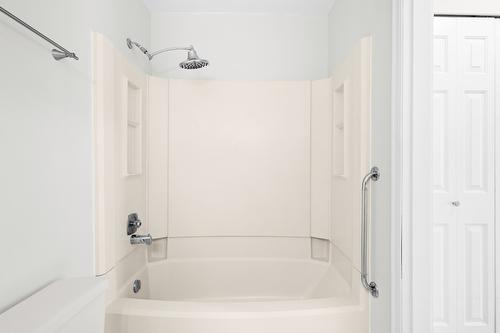 304-1490B Gordon Drive, Kelowna, BC - Indoor Photo Showing Bathroom