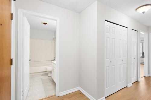 304-1490B Gordon Drive, Kelowna, BC - Indoor Photo Showing Other Room
