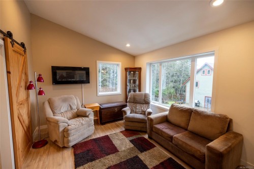 805 Lanqvist Rd, Hyde Creek, BC 