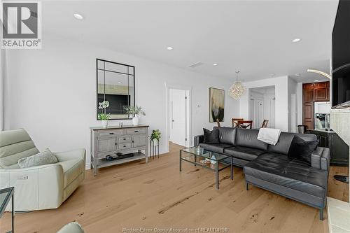 1225 Riverside Drive Unit# 404, Windsor, ON - Indoor Photo Showing Living Room