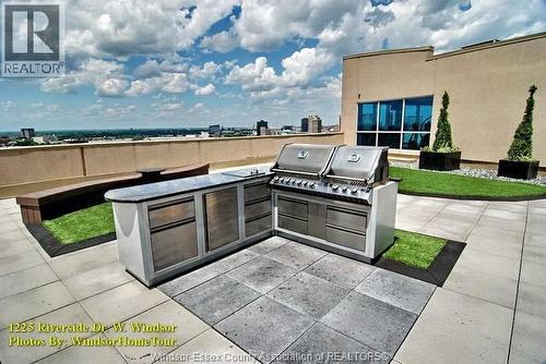 1225 Riverside Drive Unit# 404, Windsor, ON - Outdoor