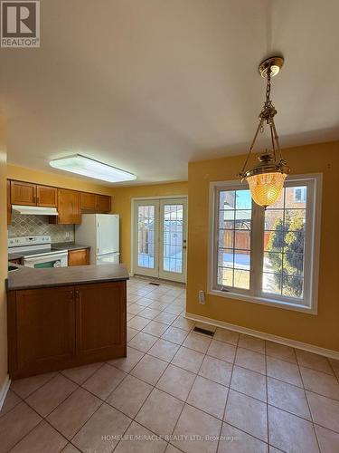 137 Pressed Brick Drive, Brampton, ON - Indoor Photo Showing Kitchen