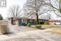 11 FARLEY CRESCENT  Toronto, ON M9R 2A5