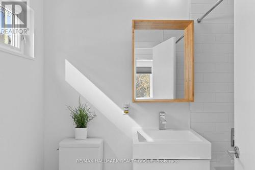 Second level main full bathroom - 330 Winona Avenue, Ottawa, ON - Indoor