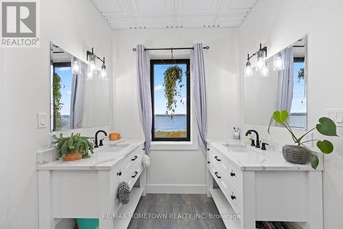 5 Shoreside Way, Augusta, ON - Indoor Photo Showing Bathroom