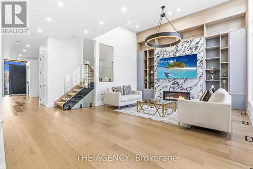 Family Room w/large window and built-in TV wall - 9 Earl Street, Mississauga, ON - Indoor Photo Showing Living Room