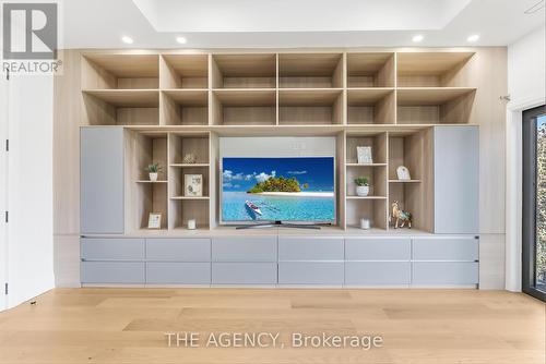 Primary Bedroom wall-to-wall built in. - 9 Earl Street, Mississauga, ON - Indoor