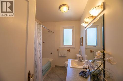 4910 Gartrell Road, Summerland, BC - Indoor Photo Showing Bathroom