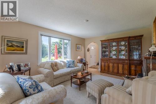 4910 Gartrell Road, Summerland, BC - Indoor Photo Showing Living Room