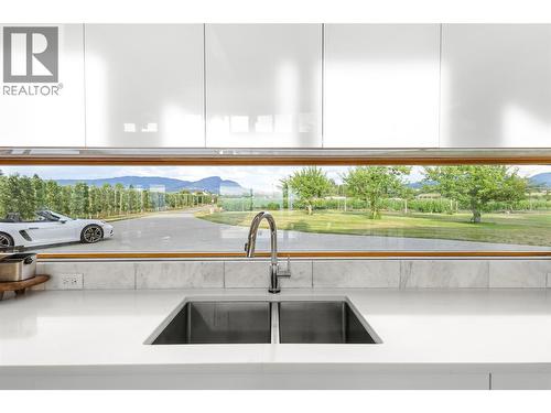 3194 Dunster Road, Kelowna, BC - Indoor Photo Showing Kitchen