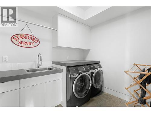 3194 Dunster Road, Kelowna, BC - Indoor Photo Showing Laundry Room