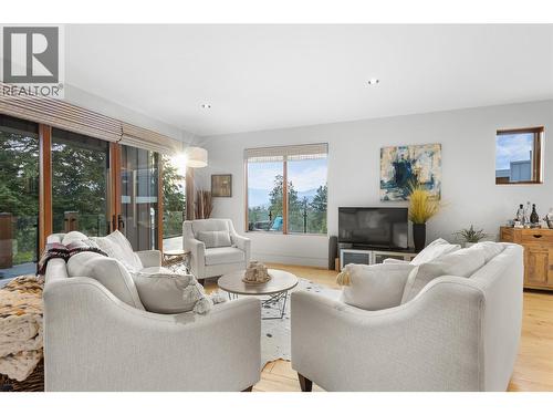 Suite - 3194 Dunster Road, Kelowna, BC - Indoor Photo Showing Living Room