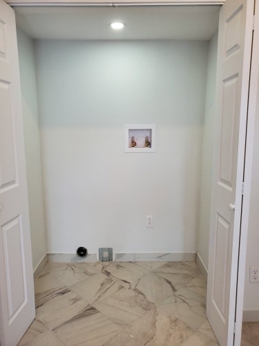 Salle de lavage - 6558 Av. De Chester, Montréal (Côte-Des-Neiges/Notre-Dame-De-Grâce), QC - Indoor Photo Showing Other Room