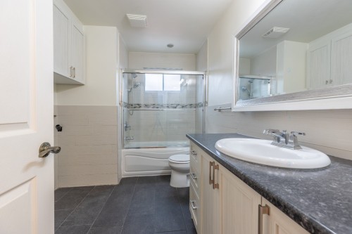 Bathroom - 5202 Rue La Durantaye, Montréal (Saint-Léonard), QC - Indoor Photo Showing Bathroom