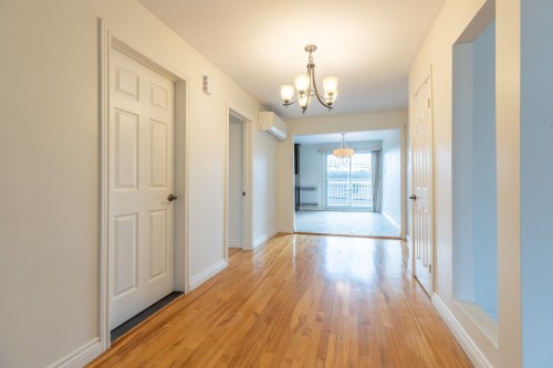 Mud Room - 5202 Rue La Durantaye, Montréal (Saint-Léonard), QC - Indoor Photo Showing Other Room