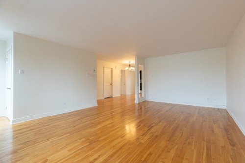 Living Room - 5202 Rue La Durantaye, Montréal (Saint-Léonard), QC - Indoor Photo Showing Other Room