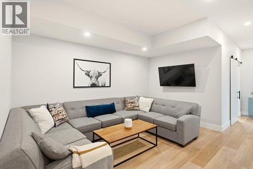 3309 Aspen Lane, Kelowna, BC - Indoor Photo Showing Living Room