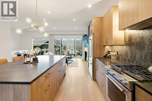 3309 Aspen Lane, Kelowna, BC - Indoor Photo Showing Kitchen With Upgraded Kitchen
