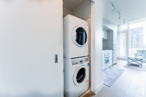 Hall d'entrée/Vestibule - 609-1188 Rue St-Antoine O., Montréal (Ville-Marie), QC - Indoor Photo Showing Laundry Room