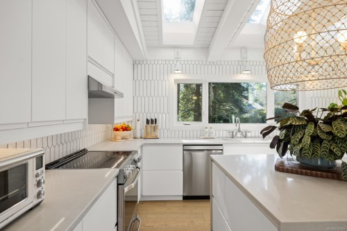 1941 Appleton Pl, Saanich, BC 