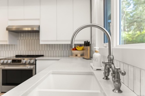 1941 Appleton Pl, Saanich, BC 