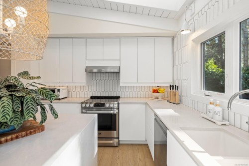 1941 Appleton Pl, Saanich, BC 