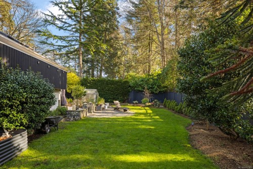 1941 Appleton Pl, Saanich, BC 