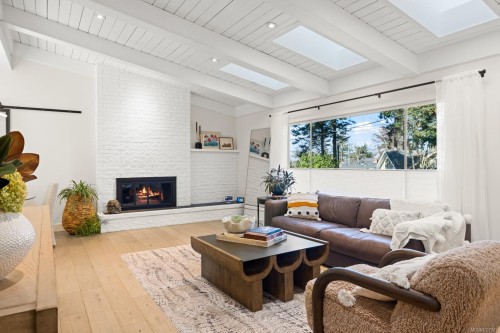 1941 Appleton Pl, Saanich, BC 