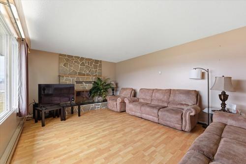 1121 Mountain View Road, Armstrong, BC - Indoor Photo Showing Living Room