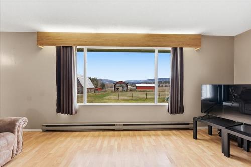 1121 Mountain View Road, Armstrong, BC - Indoor Photo Showing Living Room