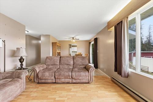 1121 Mountain View Road, Armstrong, BC - Indoor Photo Showing Living Room